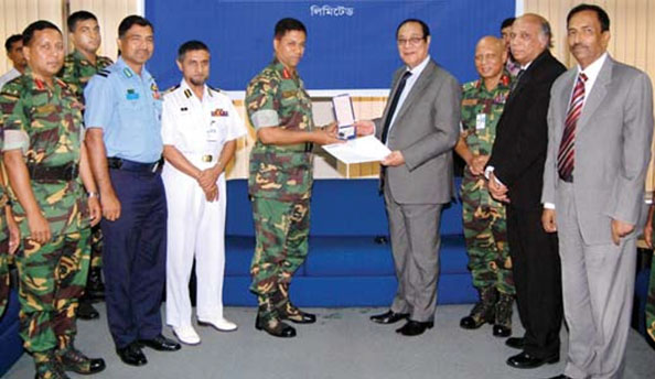 Handing over car key to National Defense College